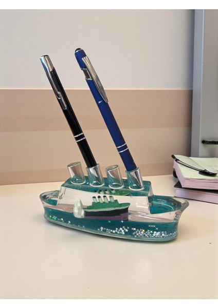Mavi Yolcu Gemisi Sulu Kalemlik – 4 Kalem Kapasiteli Masa Dekoru (16 Cm) modelleri