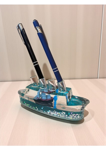 Mavi Yolcu Gemisi Sulu Kalemlik – 4 Kalem Kapasiteli Masa Dekoru (16 Cm) fırsatları