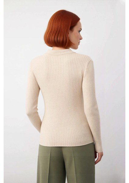 Kadın Düz Fitilli Triko Kazak Polo Yaka Detaylı Fitted Kalıbıyla Kışlık Şıklığın Tamamlayıcısı modelleri