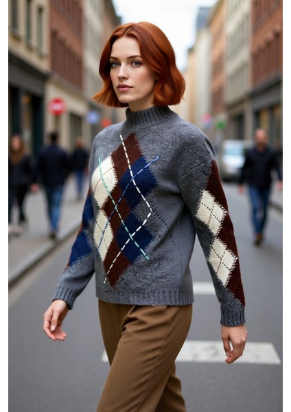 Kadın Modern Baklava Desenli Oversize Triko Kazak Dik Yaka Detaylı Soğuk Havalar Için Ideal fırsatları