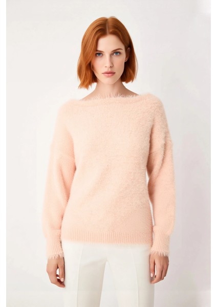 Kadın Kayık Yaka Kalın Tüylü Dokulu Triko Kazak Standart Kollu Kış Günleri Için Konforlu Kaliteli fiyatları