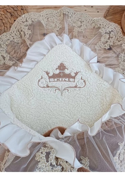 Yenidoğan Wool Yün Kumaş Taç Nakışlı Güpür Duvaklı Fiyonk Prizma Taş Unisex Kundak Bebek Battaniyesi Kahverengi
