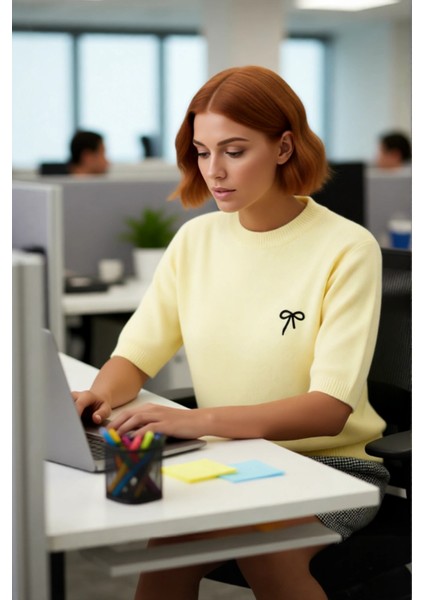 Kadın Günlük Bisiklet Yaka Kiraz Nakışlı Regular Kesim Düşük Kol Triko Kazak Ilkbahar Sonbahar