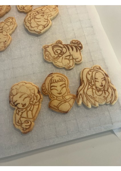 K-Pop Temalı Kurabiye Kalıbı Seti - Anime ve Karakter Figürlü 4’lü Fondan ve Kurabiye Kalıbı fiyatları