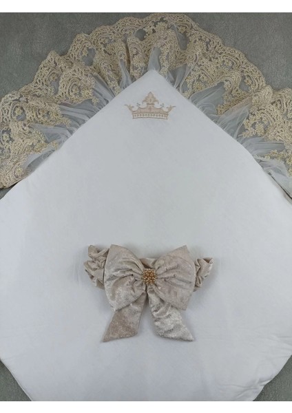 Yenidoğan Saray Kadife Taç Nakışlı Inci Fiyonklu Çift Dantel Duvak Trilüks Kundak Bebek Battaniyesi Vizon-Gold modelleri