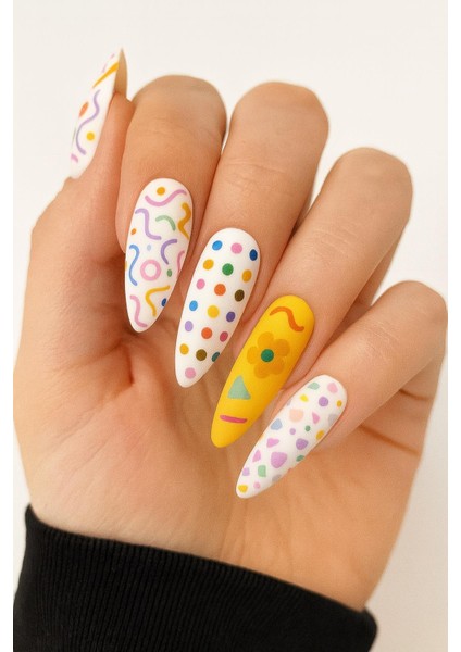 Sprinkles Renkli Tırnak Dövmesi