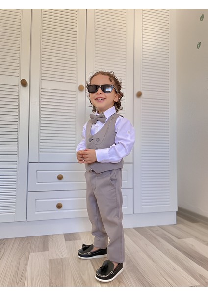 5 Parça Erkek Bebek Damat Takım– Gömlek, Yelek, Pantolon, Papyon ve Zincirli Broş