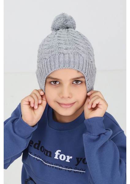 Minima Bebek Ponponlu Gri Örgü Bere – Kulak Kapatmalı, Yumuşak ve Sıcak Tutucu Kışlık