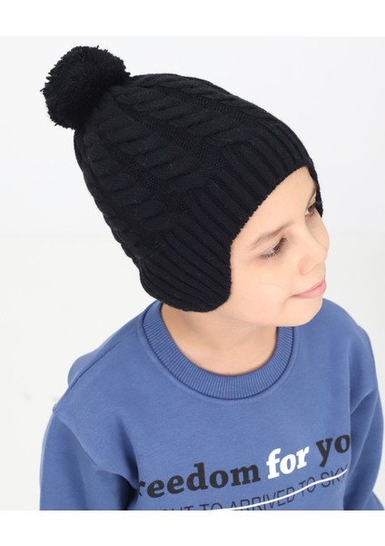 Minima Bebek Ponponlu Siyah Örgü Bere – Kulak Kapatmalı, Yumuşak ve Sıcak Tutucu Kışlık