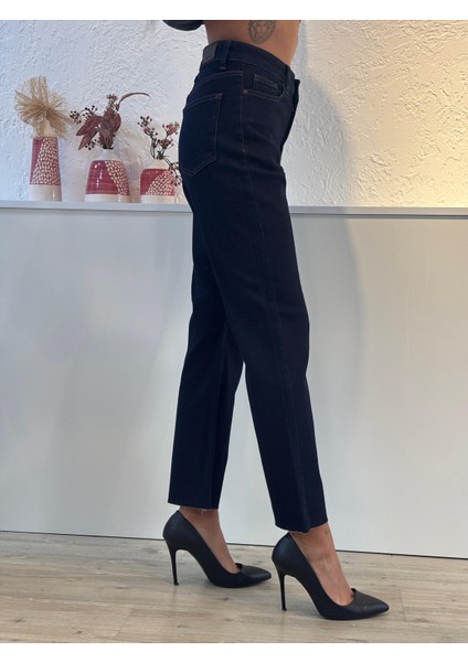 Koyu Mavi Kesik Paça Mom Fit Jean fiyatları