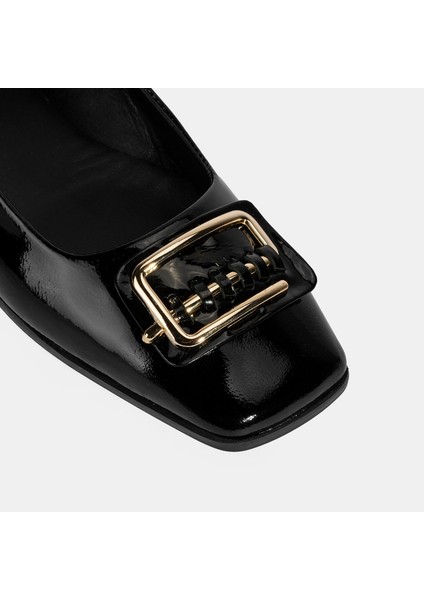 Kadın Siyah Metal Toka Aksesuarlı Rugan Babet