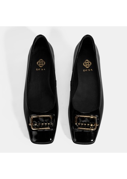 Kadın Siyah Metal Toka Aksesuarlı Rugan Babet