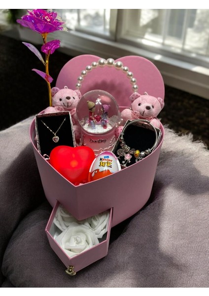 Pembe Kalpli Romantik Hediye Kutusu Sonsuzluk Gülü Işıklı Kar Küresi Peluş Ayıcık Çelik Takılar