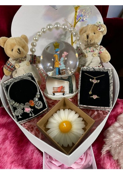 Sevgiliye Özel Beyaz Kalpli Hediye Kutusu - Peluş Ayıcık - Kolye - Bileklik - Mum ve Daha Fazlası fiyatları