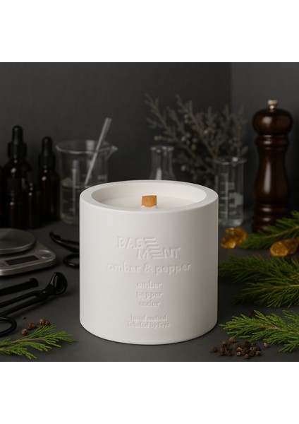 : Amber & Pepper : Dekoratif % 100 Soya Beton Mum (Amber, Karabiber, Tonka, Sedir)