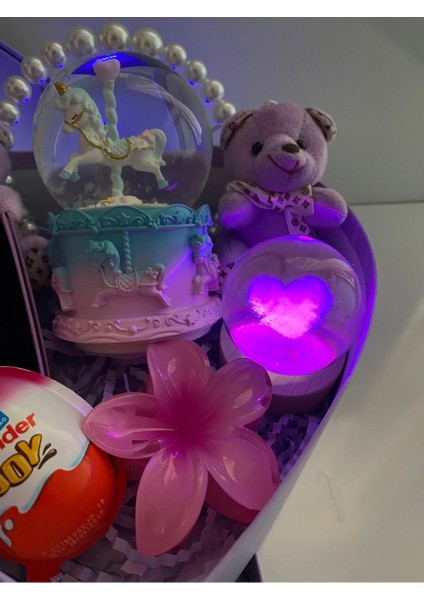 "mor Kalpli Hediye Kutusu – Kolye, Mum, Sonsuzluk Gülü, Kar Küresi ve Çikolata" modelleri