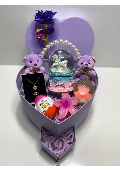 "mor Kalpli Hediye Kutusu – Kolye, Mum, Sonsuzluk Gülü, Kar Küresi ve Çikolata" fırsatları