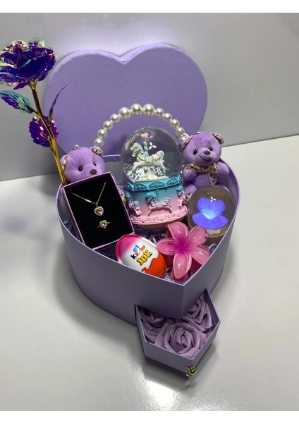 "mor Kalpli Hediye Kutusu – Kolye, Mum, Sonsuzluk Gülü, Kar Küresi ve Çikolata" indirimleri