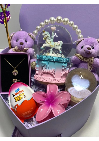 "mor Kalpli Hediye Kutusu – Kolye, Mum, Sonsuzluk Gülü, Kar Küresi ve Çikolata"