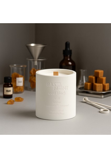 : Oud Black : % 100 Soya Beton Mum (Oud, Amber, Bergamot, Karamel)