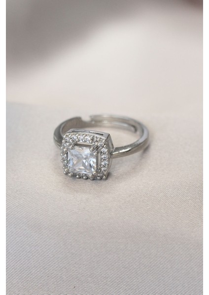 Gümüş Renk Baget ve Zirkon Taşlı Kare Yüzük modelleri