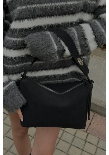 Sera El ve Omuz Çantası