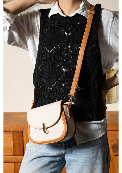 , 3 Bölmeli, Kilit Detaylı,KREM CAMEL Bayan Çapraz Çantası