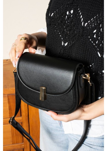 , 3 Bölmeli, Kilit Detaylı, SİYAH Bayan Çapraz Çantası