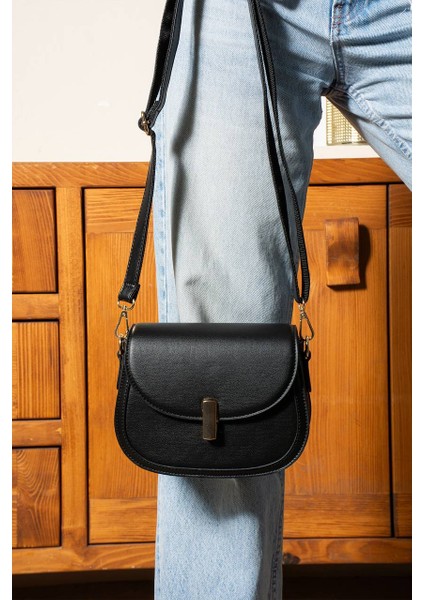 , 3 Bölmeli, Kilit Detaylı, SİYAH Bayan Çapraz Çantası fiyatları