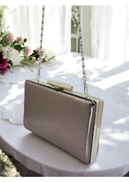 Yeni Model Platin Renk Parlak Desenli Zincir Askılı Kadın Abiye Çanta Düğün Nişan Mezuniyet indirimleri