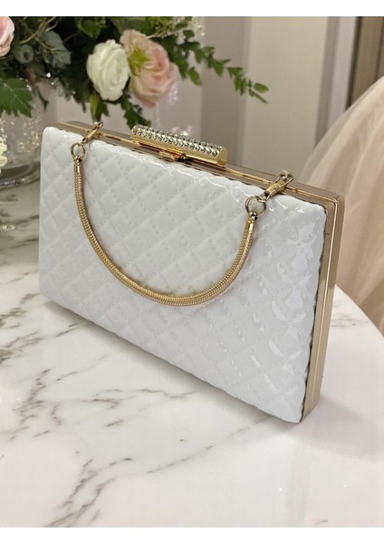 Beyaz Lüks Rugan Metal Saplı Kapitone Desenli Kadın Abye Çanta Düğün Nişan Mezuniyet modelleri