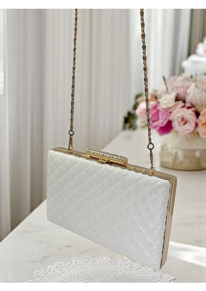 Beyaz Lüks Rugan Metal Saplı Kapitone Desenli Kadın Abye Çanta Düğün Nişan Mezuniyet