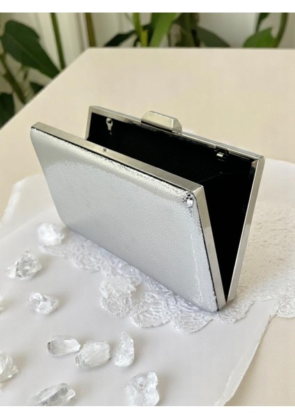 Yeni Model Gümüş Renk Parlak Desenli Zincir Askılı Saplı Kadın Abiye Çanta Düğün Nişan Mezuniyet indirimleri