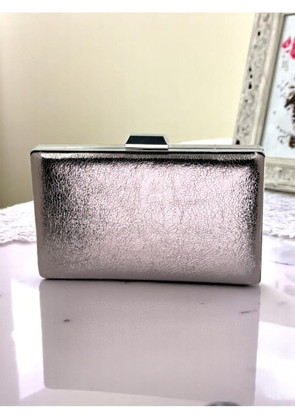 Yeni Model Platin Renk Parlak Desenli Zincir Askılı Saplı Kadın Abiye Çanta Düğün Nişan Mezuniyet fiyatları