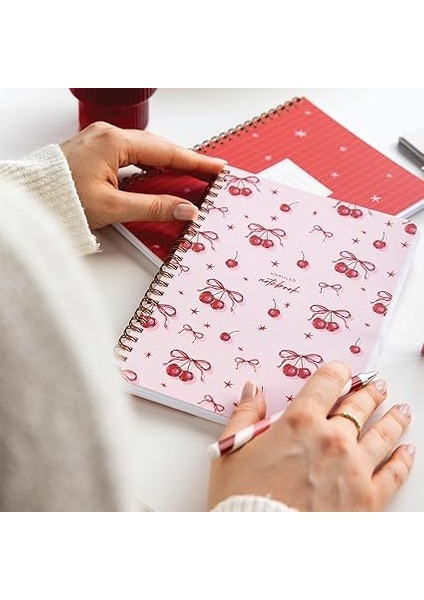 A5 Spiralli Karton Kapak 2’li Set Düz Çizgisiz Okul Defteri 80 Yaprak, Ders Programlı Kiraz modelleri
