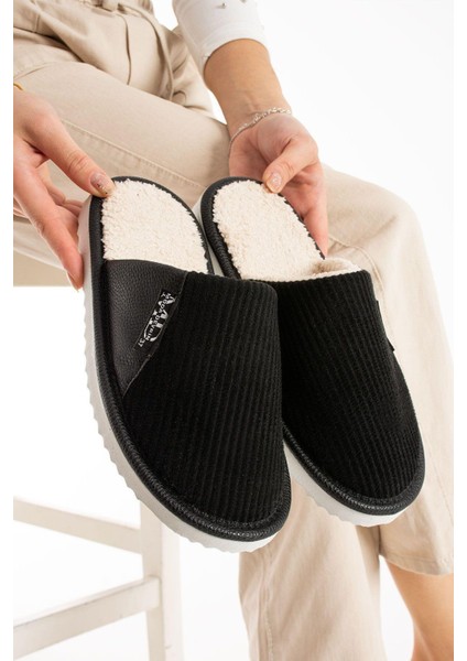 Siyah Sessiz Taban Içi Yünlü Terlik