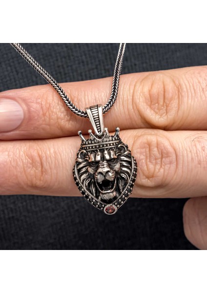 Gümüş Taçlı Aslan Figürlü Erkek Kolye