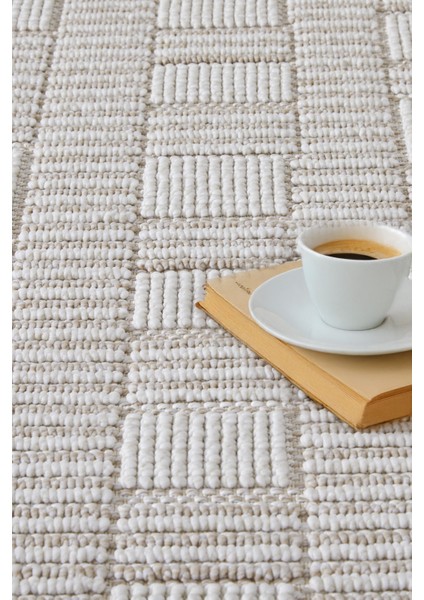 Posıtano Krem Bej Renk Kareli Model Yumuşak Bukleli ve Püsküllü Dekoratif Makine Dokuma Halı