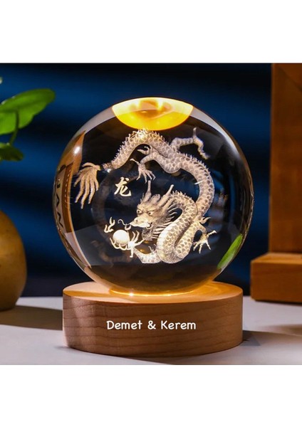 Kişiye Özel Işıklı Ahşap Kaideli Ejderha Temalı Cam Küre 8cm*6cm