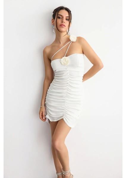 Kadın Çiçek Detaylı Straplez Büzgülü Tül Bodycon Mini Elbise Tozlu Beyaz