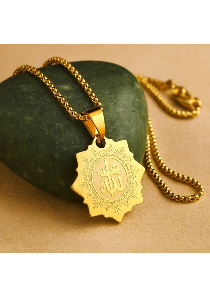 Gerçek Altın Işıltısında ve Görünümlü Paslanmaz Çelik Allah Yazılı Kolye