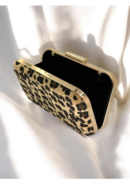 Tüylü Ithal Leopar Desenli Metal Saplı Metal Kasalı Abiye Çanta Gece Çantası Düğün Nişan Mezuniyet