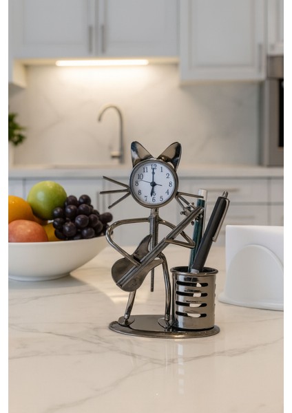 Metal Saat ve Kalemlik Gitar Çalan Müzisyen Kedi Masa Üstü Kalemlik Casapetra fırsatları