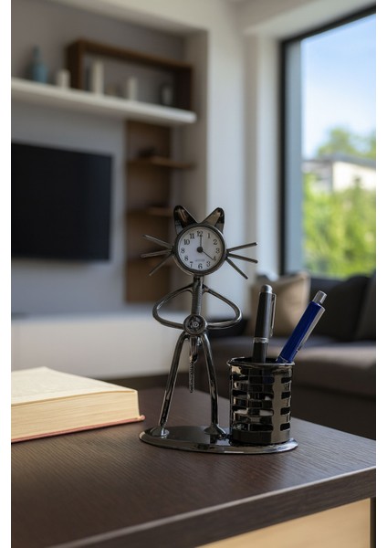 Metal Saat ve Kalemlik Saksafon Çalan Müzisyen Kedi Masa Üstü Kalemlik Casapetra modelleri