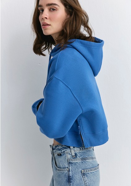 Mavi Patch Logo Kapüşonlu Mavi Crop Sweatshirt 1S10305-70885