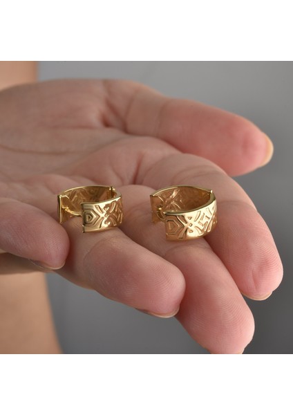 14 Ayar Mikron Altın Kaplama Kalın Desenli Huggie Halka Gümüş Küpe - E00298 fiyatları