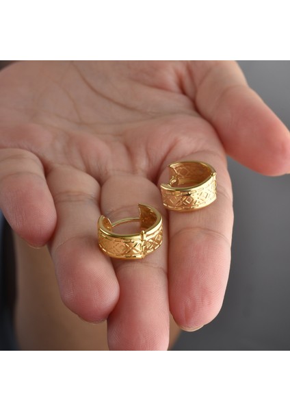 14 Ayar Mikron Altın Kaplama Kalın Desenli Huggie Halka Gümüş Küpe - E00299 fiyatları