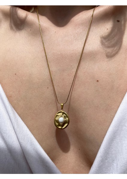 Parlak Aytaşı ve Çelikten Zarif Kolye, Şık ve Kaliteli Takı Modası