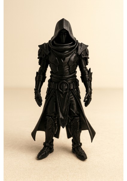 Siyah Pelerinli Savaşçı Figürü – 3D Baskı Dekoratif Koleksiyon Oyuncağı (10 Cm)