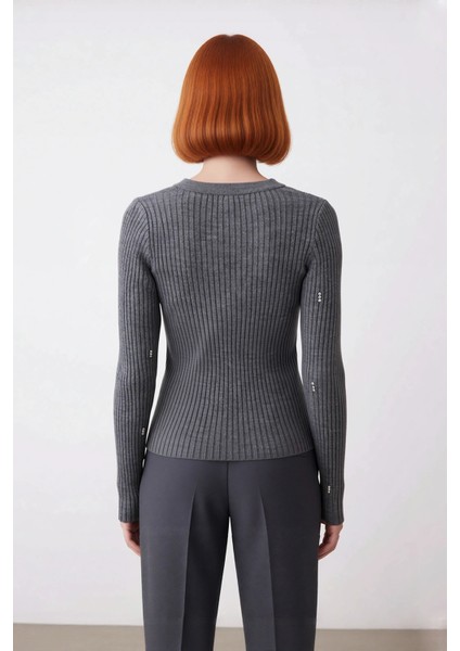 Kadın Antrasit Fitilli Triko Kazak V Yaka Taş Işlemeli Detaylarıyla Kış Şıklığı Sunar Kaliteli modelleri